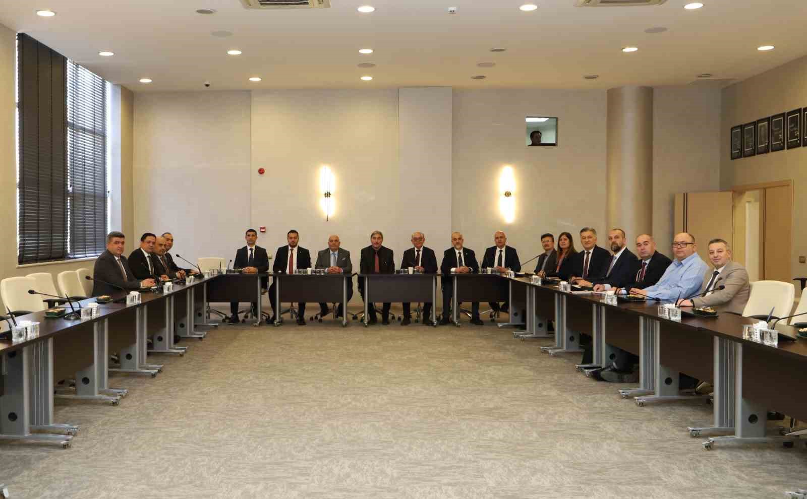 K&uuml;tahya&rsquo;da &rsquo;mesleki eğitim&rsquo; KUTSO&rsquo;nun ev sahipliğinde değerlendirildi
