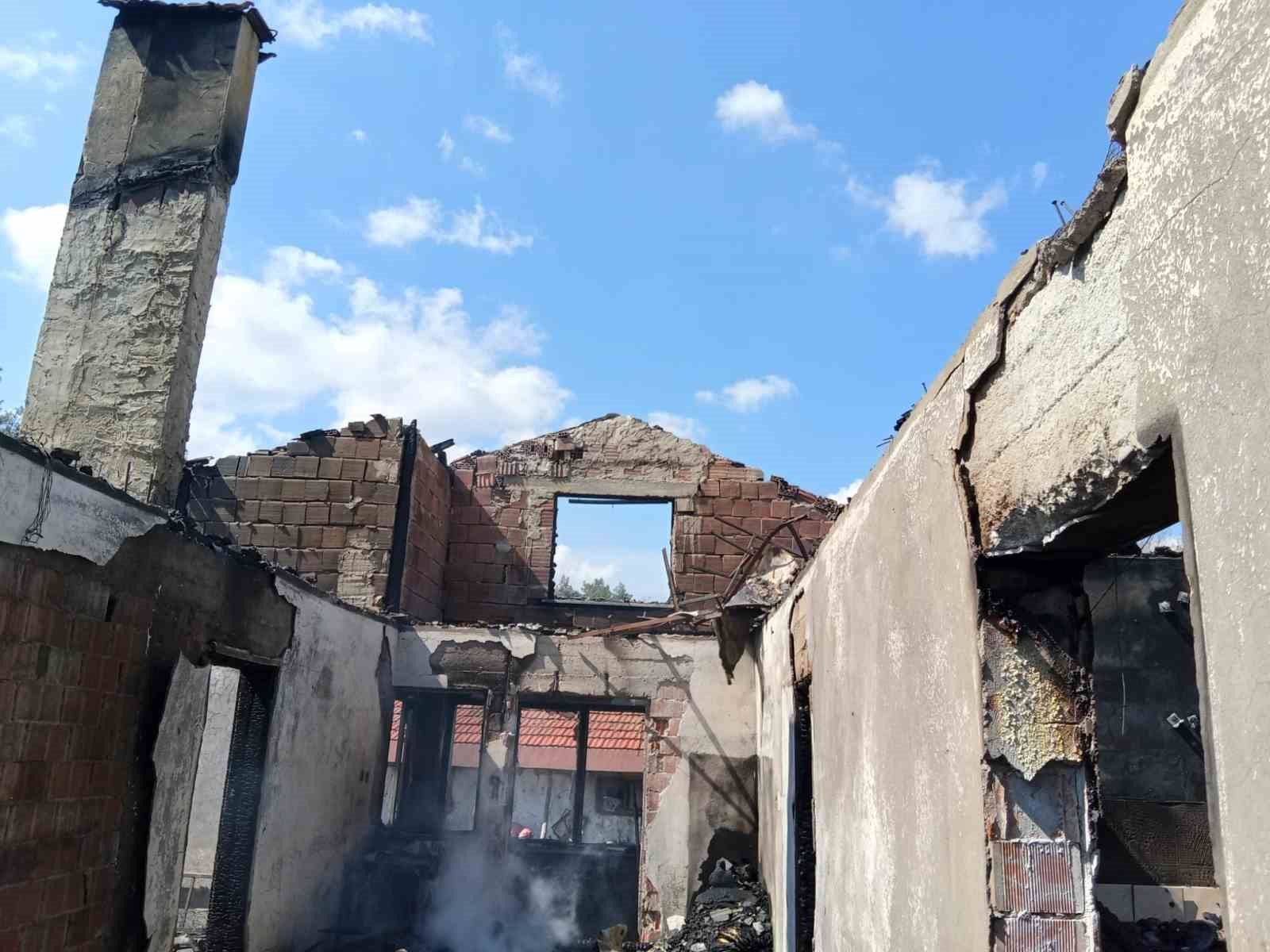 Bolu’da 2 katlı ev alevlere teslim oldu