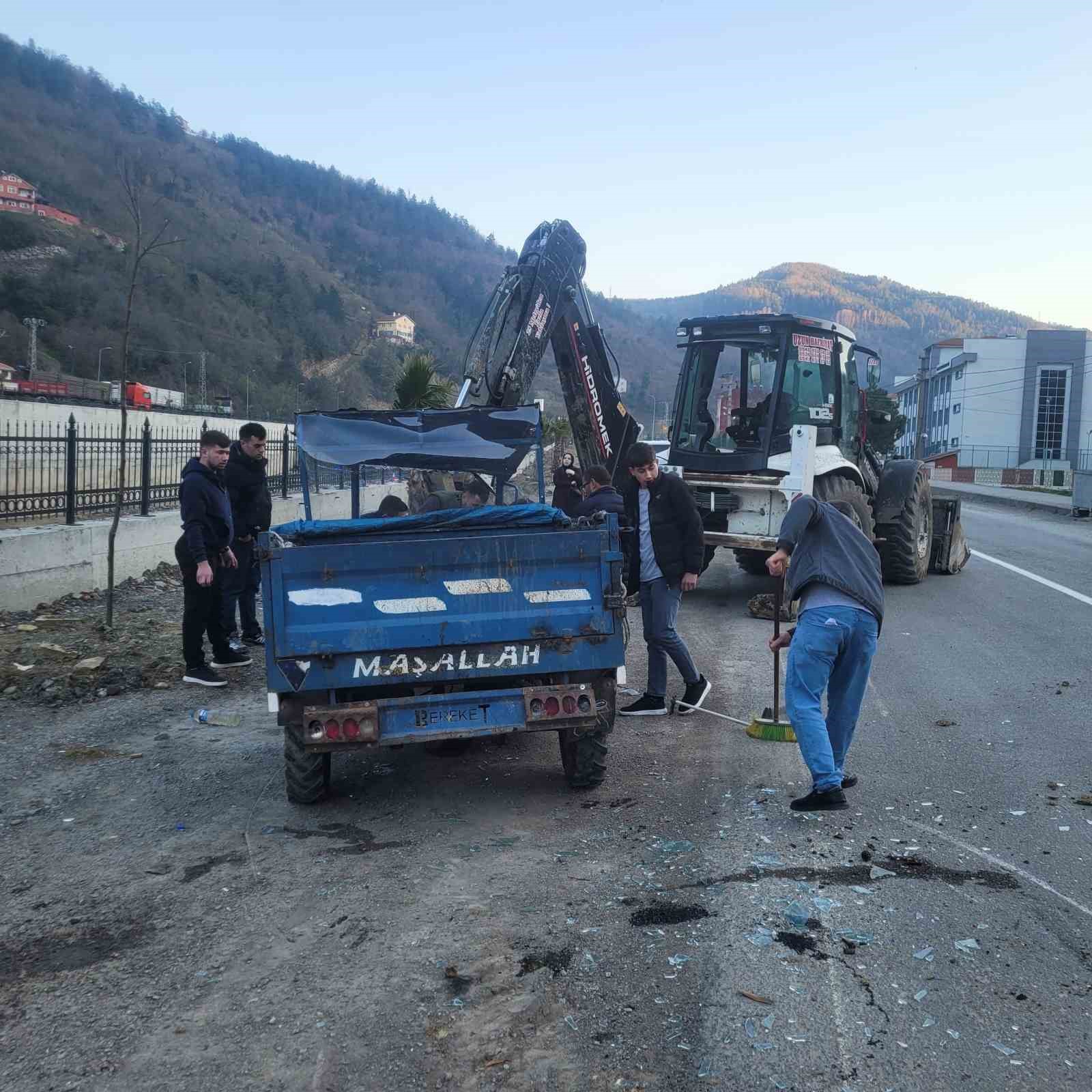 Kastamonu&rsquo;da lastiği fırlayan tarım aracı takla attı: 1 yaralı
