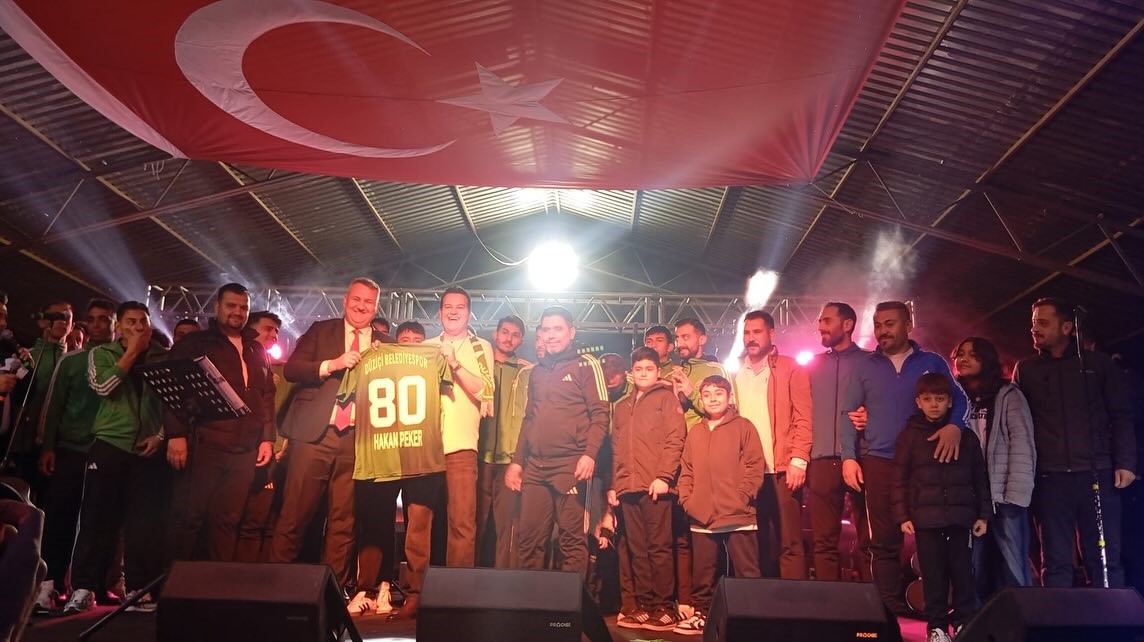 D&uuml;zi&ccedil;i&rsquo;nde 106. yıl coşkusu Hakan Peker konseriyle başladı
