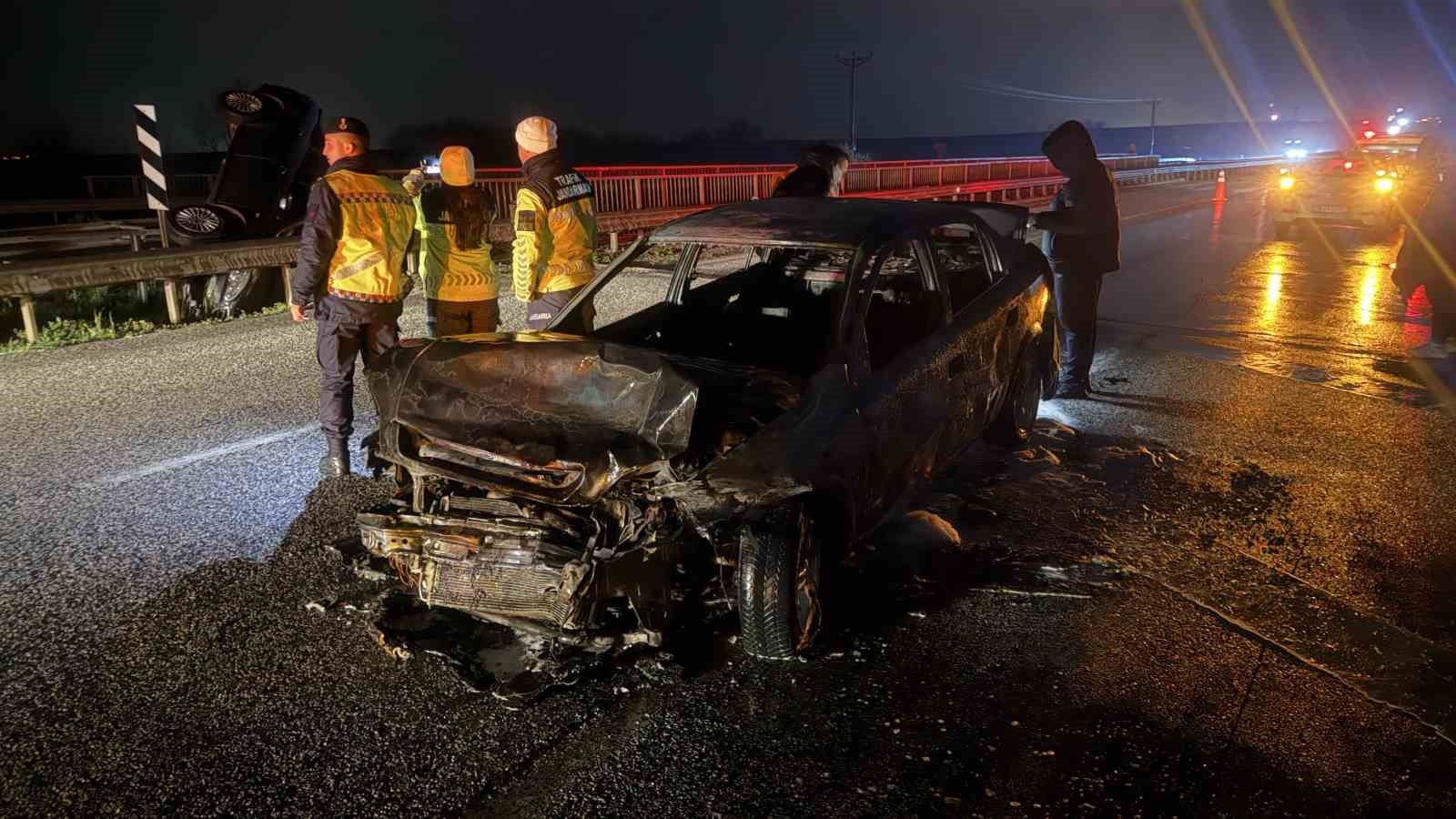 L&uuml;leburgaz&rsquo;da zincirleme kaza: 2 yaralı, 1 otomobil yandı
