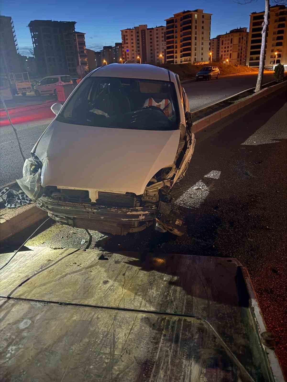 Elazığ’da otomobil yan yattı: 1 yaralı