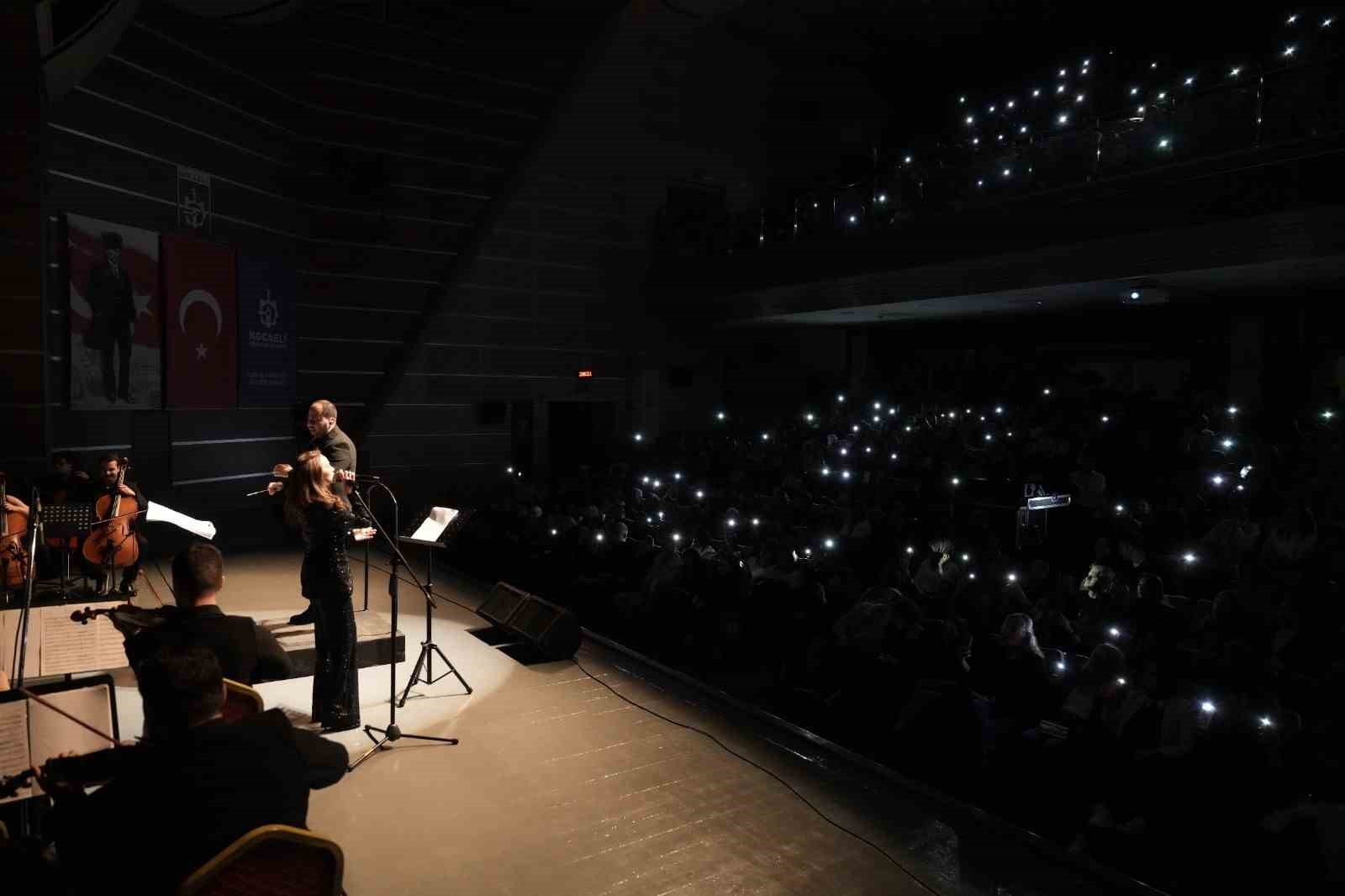 Kocaeli Orkestrası, Toygar Işıklı dizi m&uuml;ziklerini izleyiciyle buluşturdu
