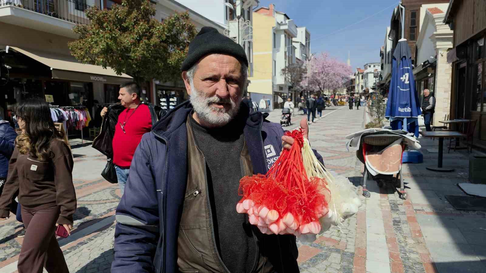 Şehir şehir dolaşarak kokulu kaya tuzu satıyor
