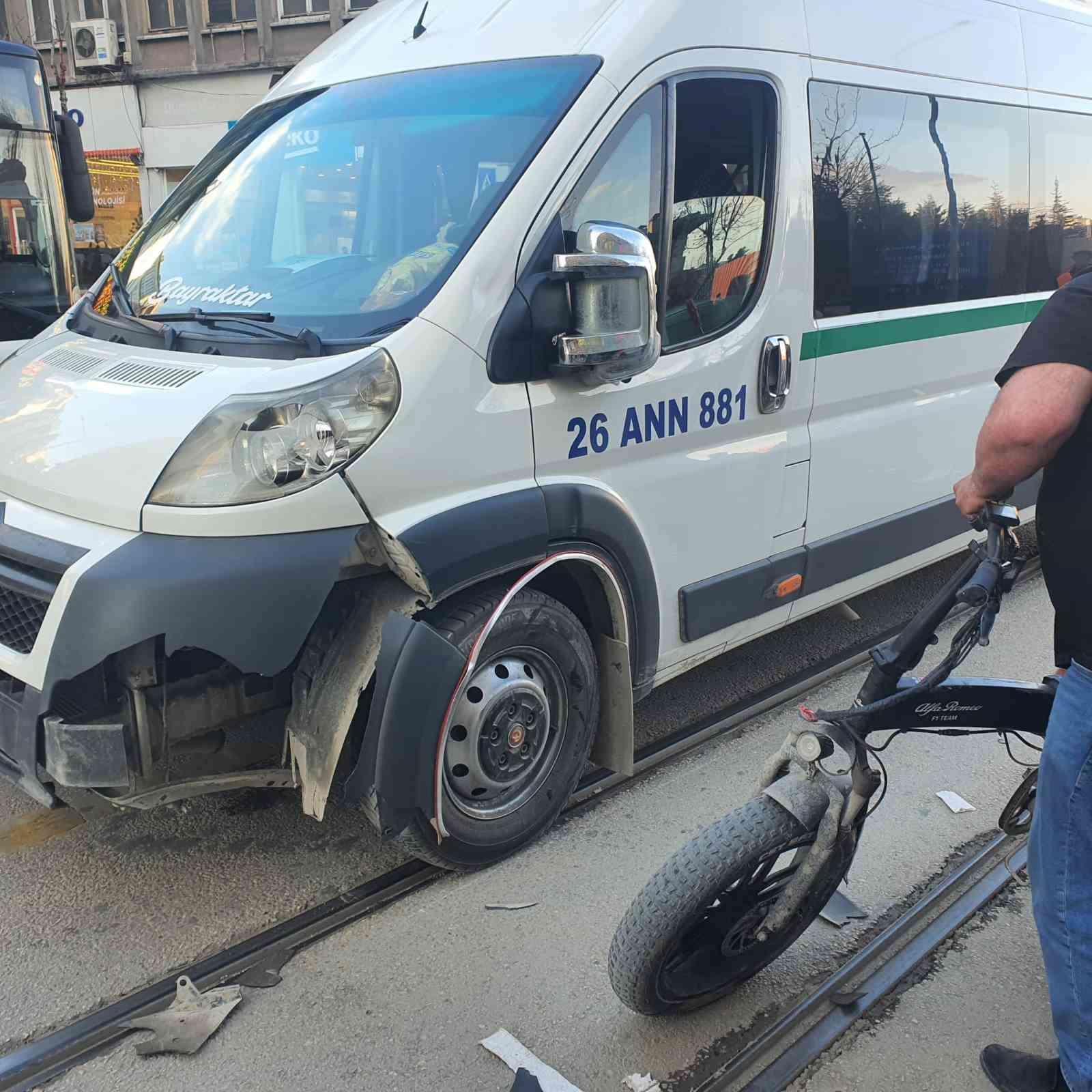 Elektrikli bisiklet, servis aracıyla &ccedil;arpıştı: 1 yaralı
