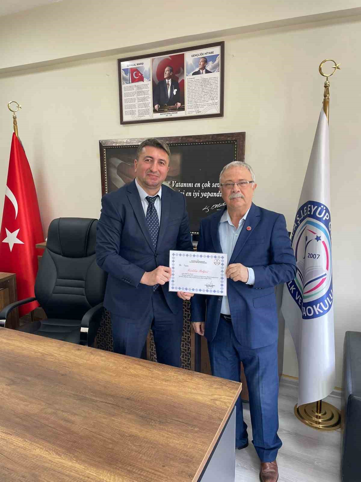 Bursa&rsquo;da ilk&ouml;ğretim &ouml;ğrencileri selvi fidanı diktiler
