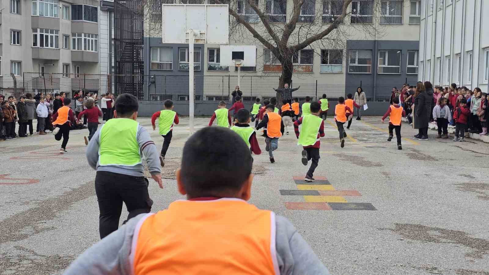 Bandırma&rsquo;da &ouml;ğrenciler i&ccedil;in atletizm se&ccedil;meleri yapıldı
