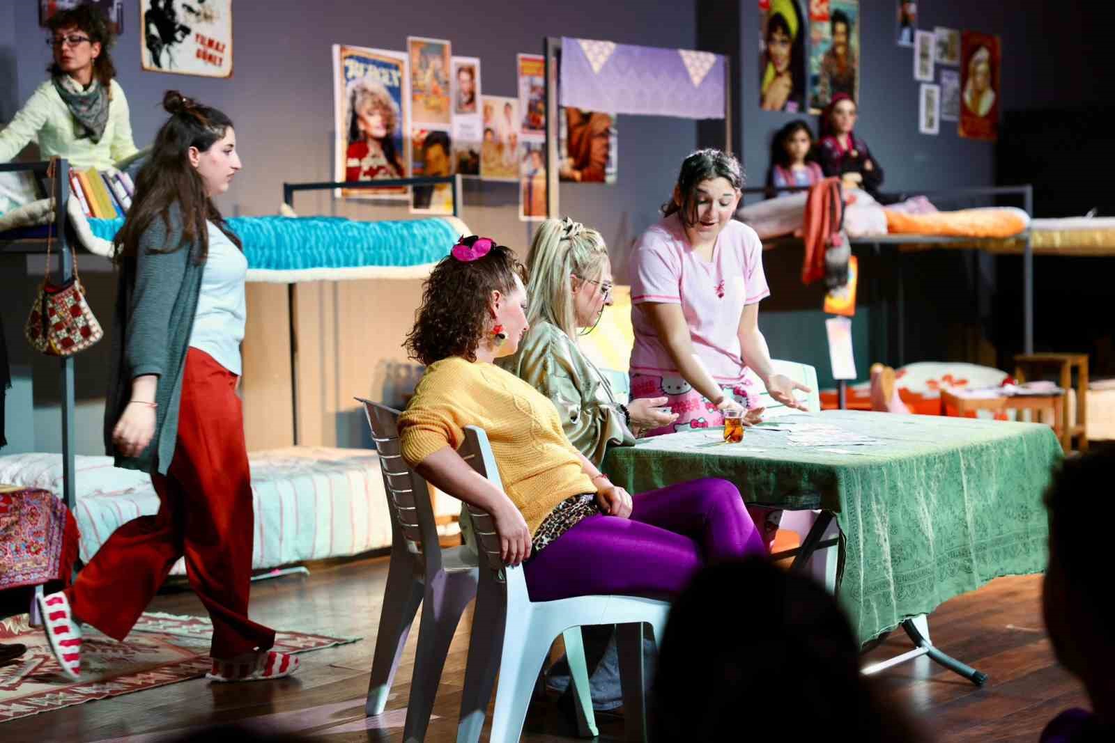 Didim&rsquo;deki kadınlara y&ouml;nelik tiyatro oyunu yoğun ilgi g&ouml;rd&uuml;
