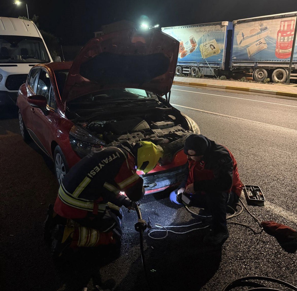 Aracın motoruna giren tilki ekiplerce kurtarıldı