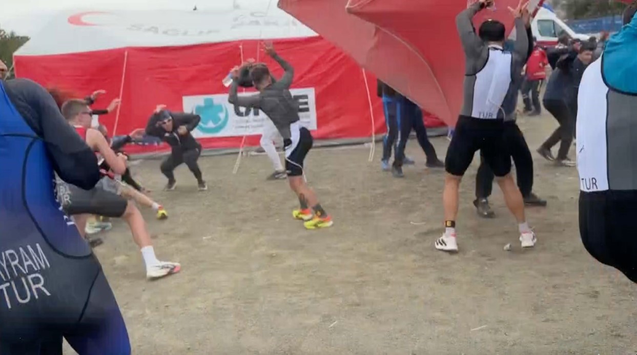 Salda Duatlonu T&uuml;rkiye Kupası&rsquo;nda şiddetli r&uuml;zgar &ccedil;adır ve bariyerleri b&ouml;yle u&ccedil;urdu