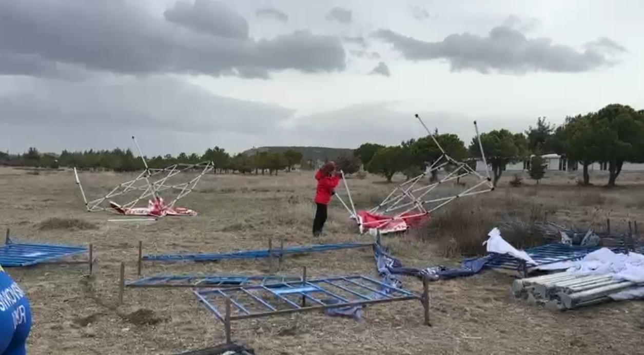 Salda Duatlonu T&uuml;rkiye Kupası&rsquo;nda şiddetli r&uuml;zgar &ccedil;adır ve bariyerleri b&ouml;yle u&ccedil;urdu