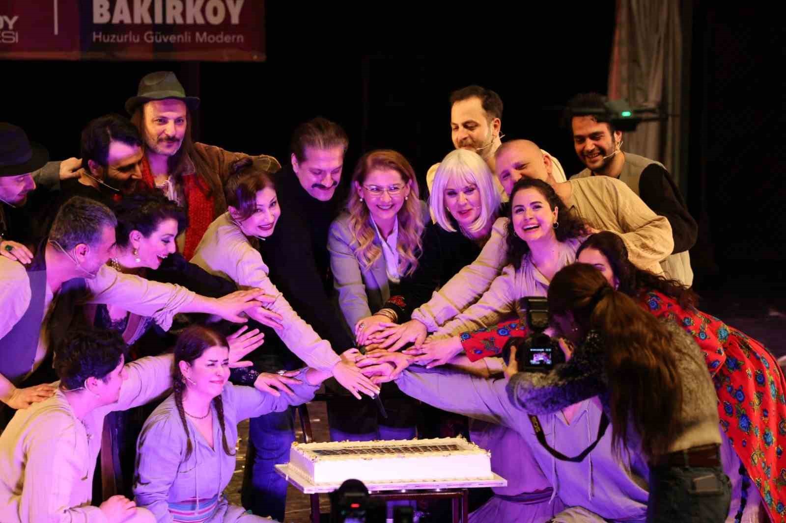 D&uuml;nya tiyatro g&uuml;n&uuml;nde sahne &ccedil;i&ccedil;ek bah&ccedil;esine d&ouml;nd&uuml;
