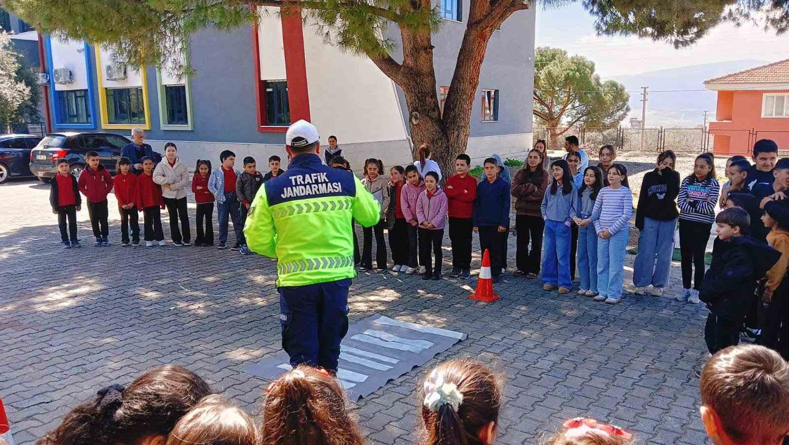 Jandarma ekiplerinden öğrencilere trafik bilinci eğitimi