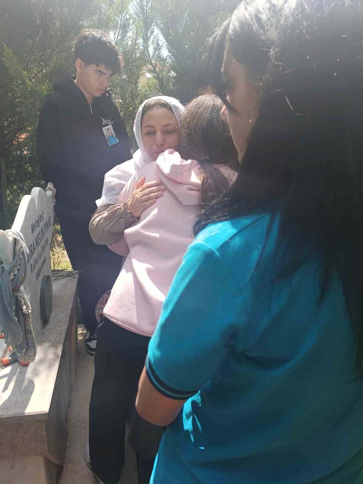 Köpekten kaçarken kamyonun altında kalarak ölmüştü, sınıf arkadaşlarının vefası anneyi duygulandırdı