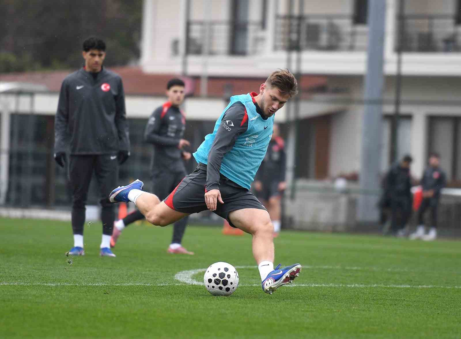 &Uuml;mit Milli Futbol Takım, hazırlıklarını yağmur altında s&uuml;rd&uuml;rd&uuml;
