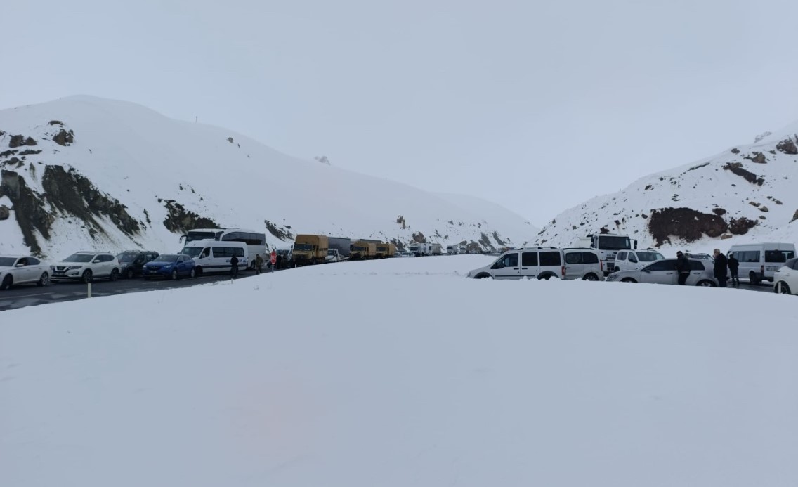 Van-Hakkari karayolunda &ccedil;ığ: &Ccedil;ok sayıda ara&ccedil; mahsur kaldı