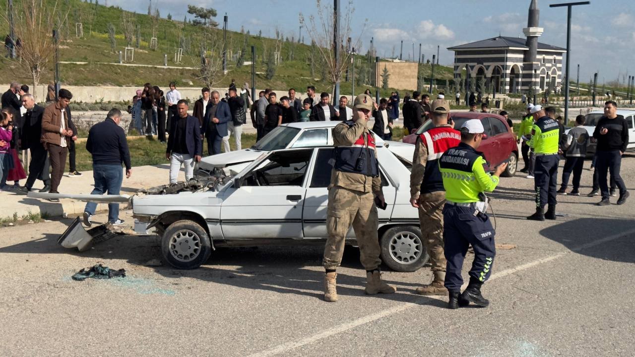 Şanlıurfa&rsquo;da karşı şeride ge&ccedil;en otomobil ters d&ouml;nd&uuml;: 1&rsquo;i ağır 3 yaralı
