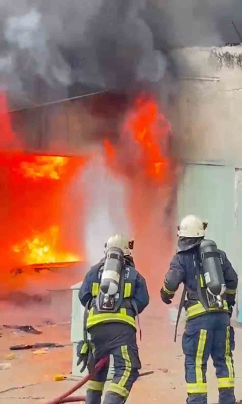Antalya&rsquo;da oto boyama at&ouml;lyesindeki yangında iki iş yeri zarar g&ouml;rd&uuml;
