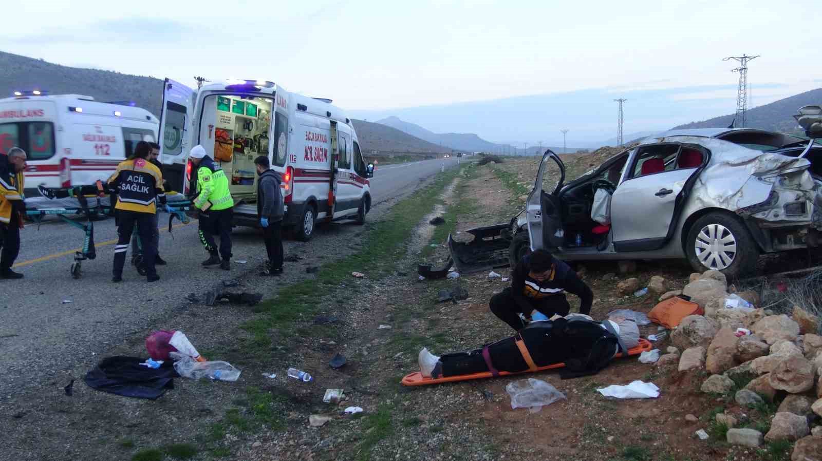 Batman&rsquo;da direğe &ccedil;arpıp takla atan ara&ccedil; hurdaya d&ouml;nd&uuml;: 5 yaralı
