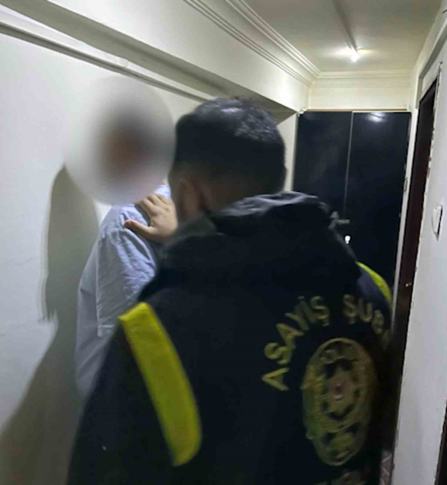 Yabancı turistlerin kredi kartlarını kötü amaçlı kullanan 4 şüpheli yakalandı