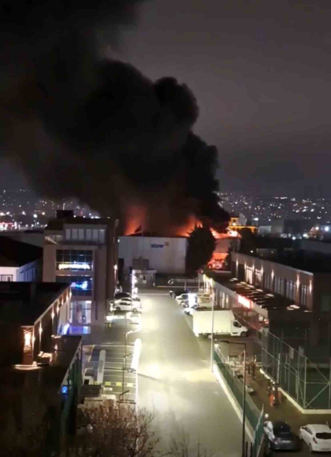 Raf imalatı yapılan fabrika alevlere teslim oldu
