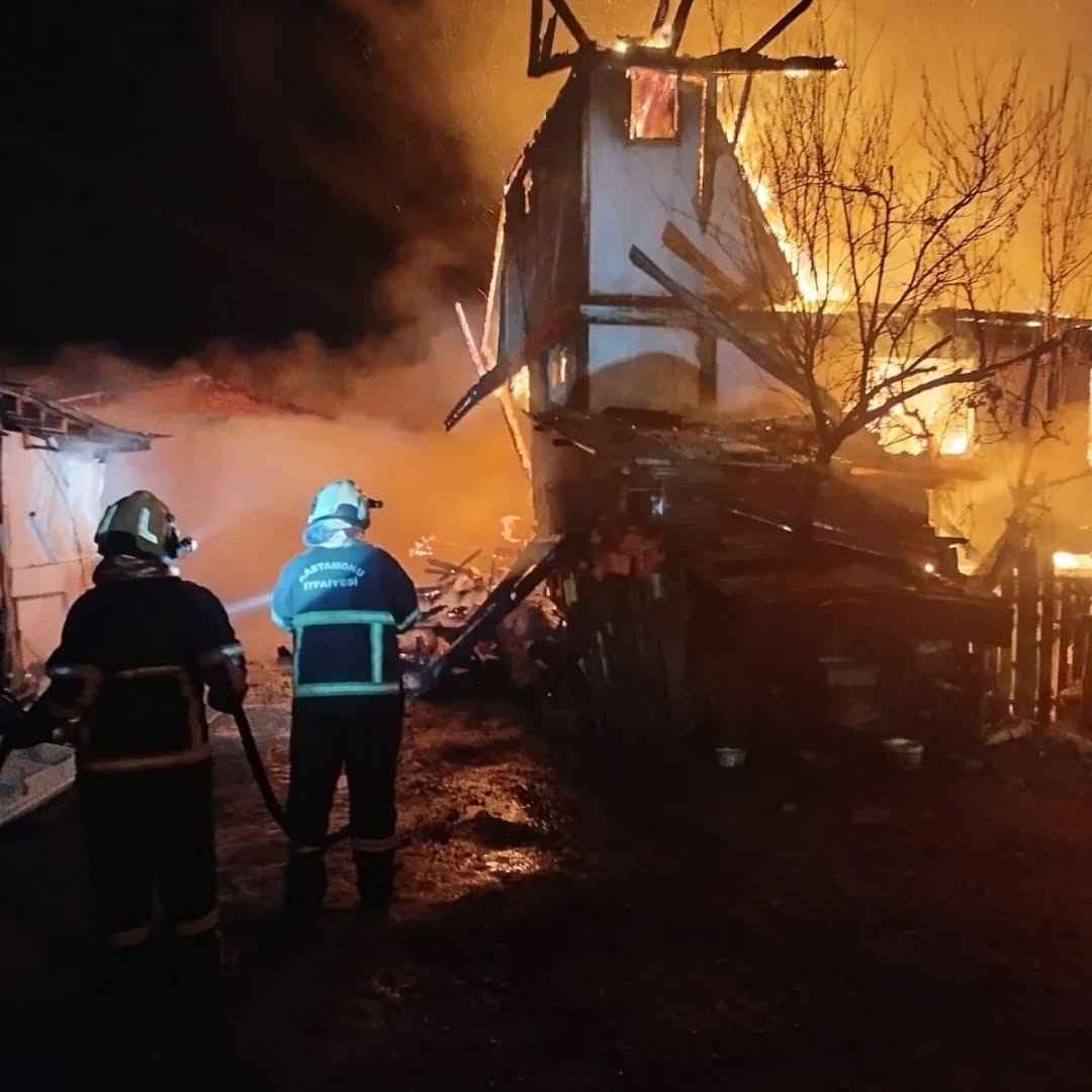 Kastamonu&rsquo;da 2 evde yangın &ccedil;ıktı: Ahır, odunluk ve samanlık da yandı
