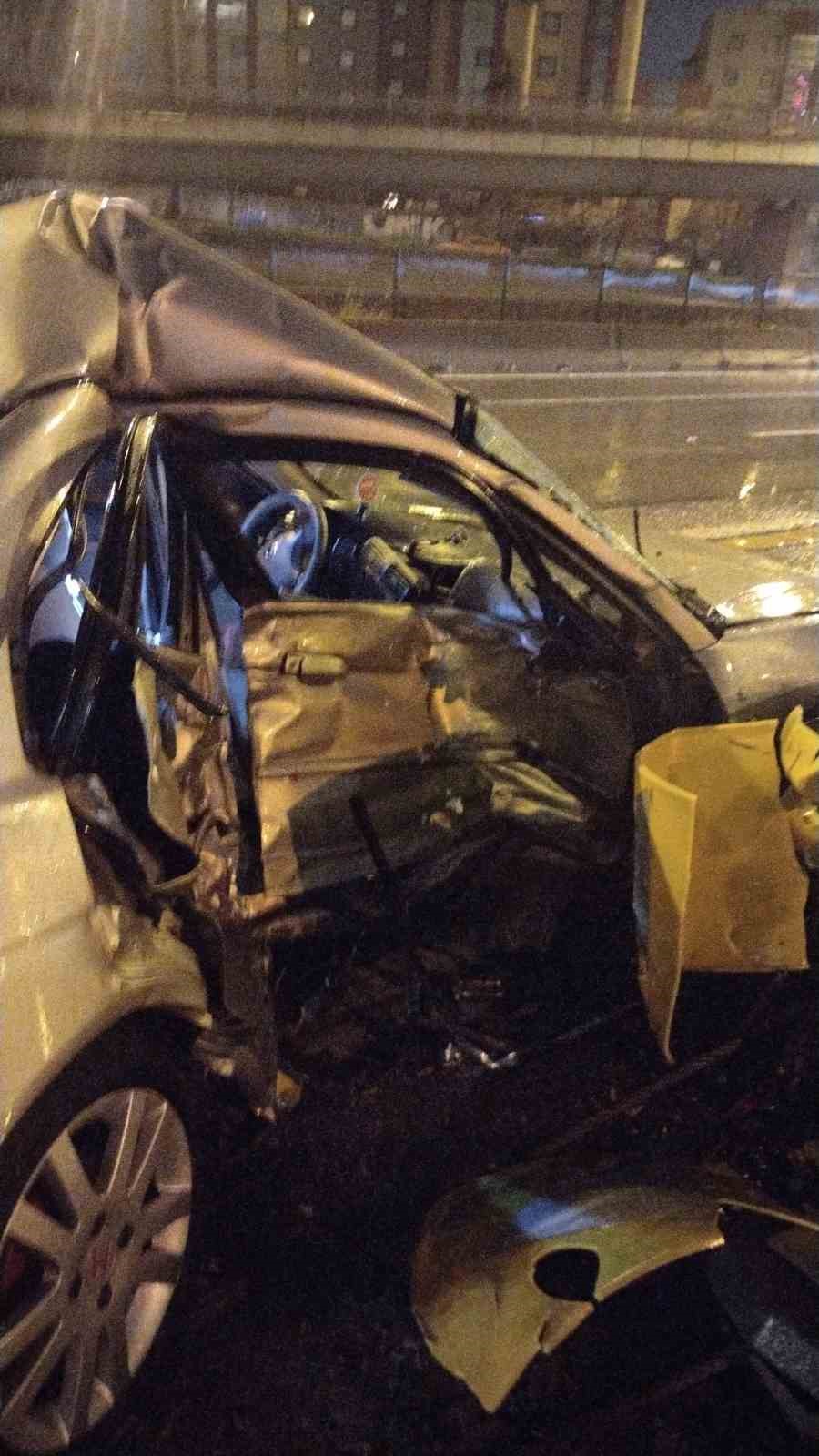 Ataşehir&rsquo;de kontrolden &ccedil;ıkan otomobil bariyerlere ok gibi saplandı: 1 Ağır yaralı
