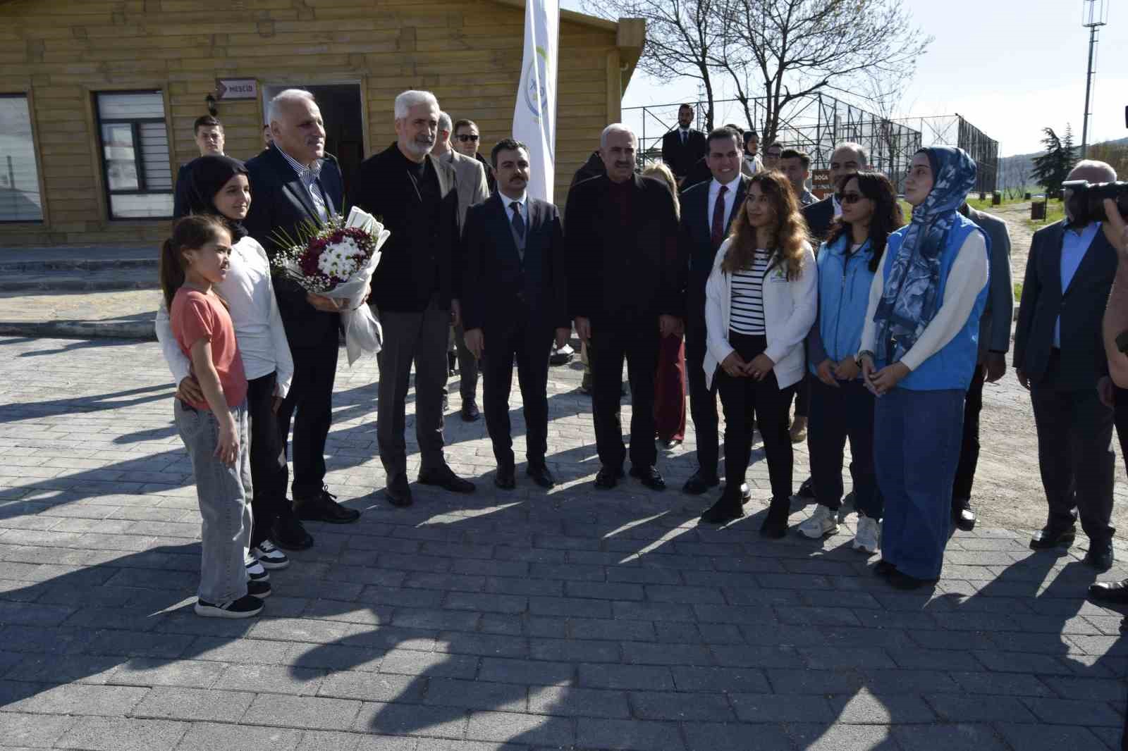 Vali Zorluoğlu, Dicle&rsquo;de gen&ccedil;lerle buluştu
