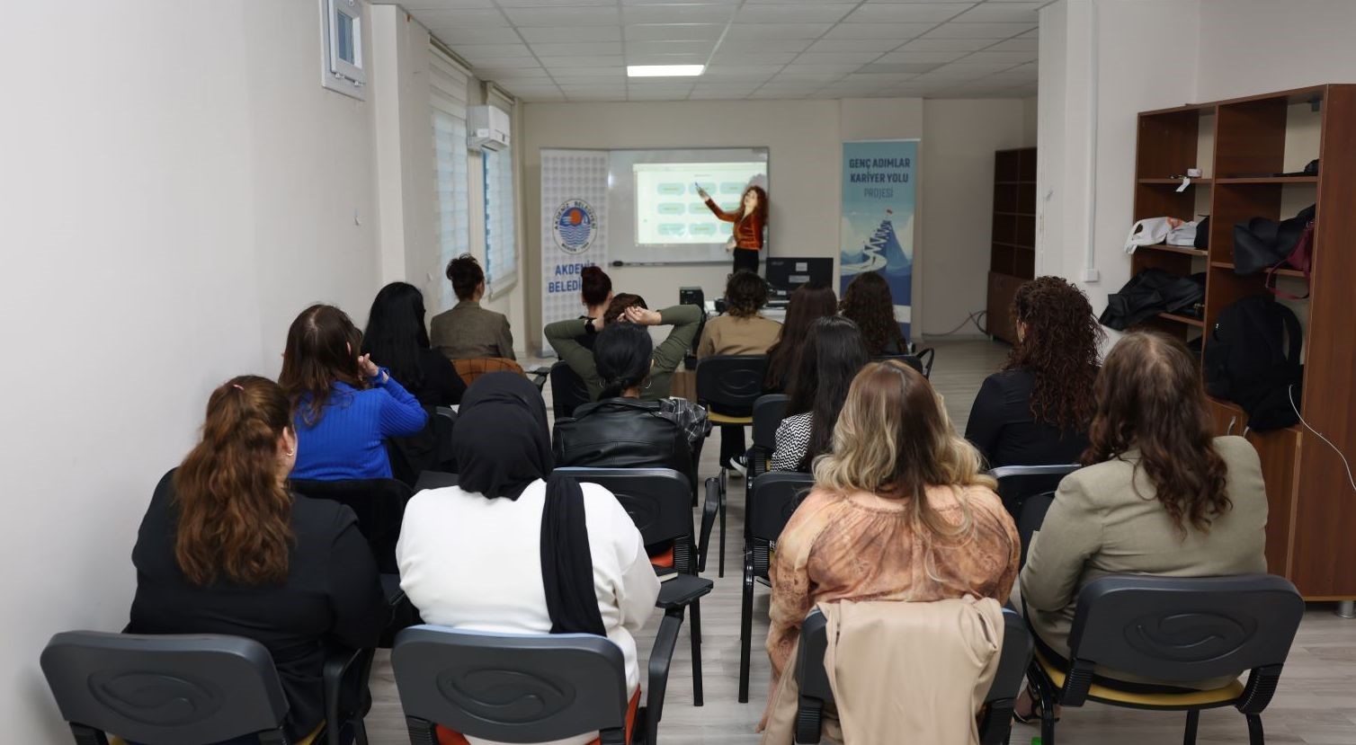 Gen&ccedil; kadınların istihdam yolculuğu başladı
