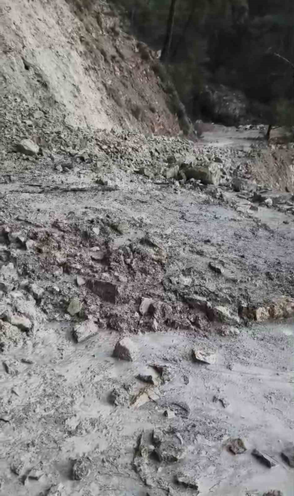 Heyelan k&ouml;y yolunu ulaşıma kapattı
