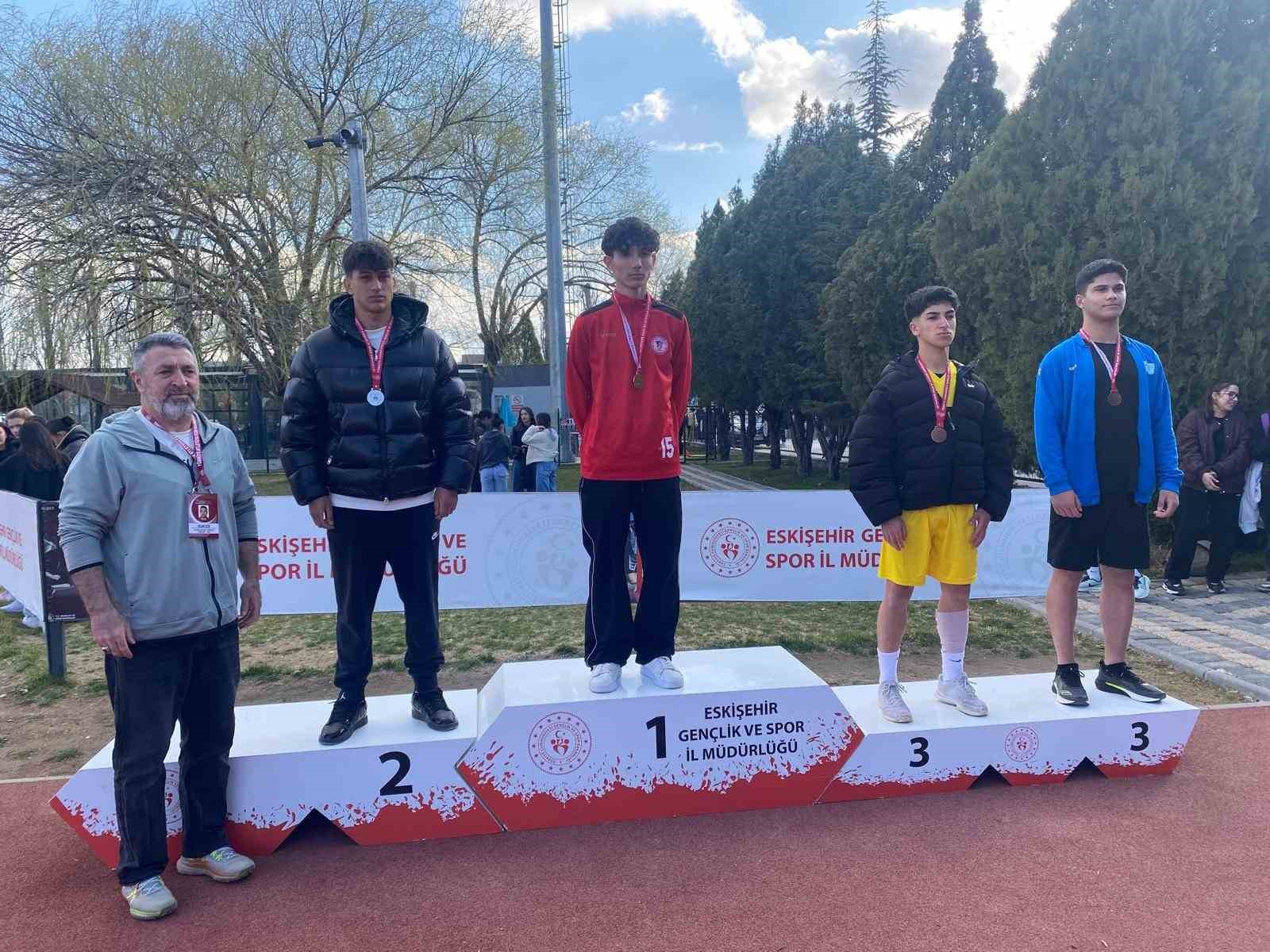 Gen&ccedil; atletler pistte kozlarını paylaştı
