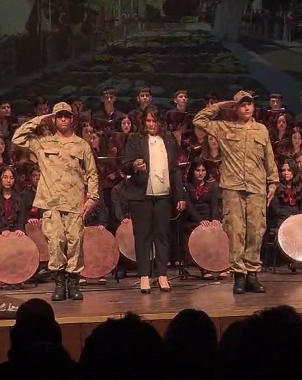 111 gen&ccedil; y&uuml;rekten dev &Ccedil;anakkale Oratoryosu
