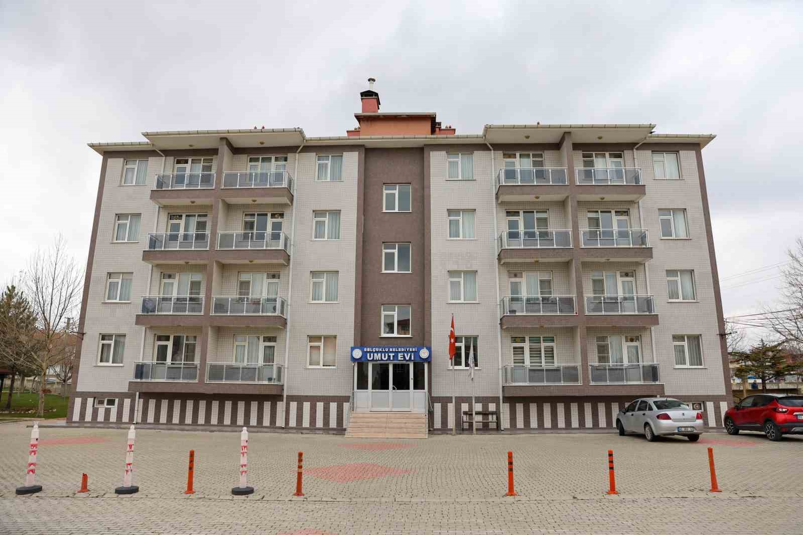 Sel&ccedil;uklu Belediyesi Umut Evi kanser hastaları ve yakınlarının yanında
