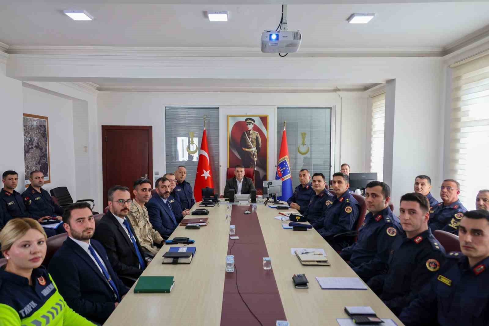 Vali S&ouml;zer Bilecik İl Jandarma Komutanlığı&rsquo;nda bilgi aldı
