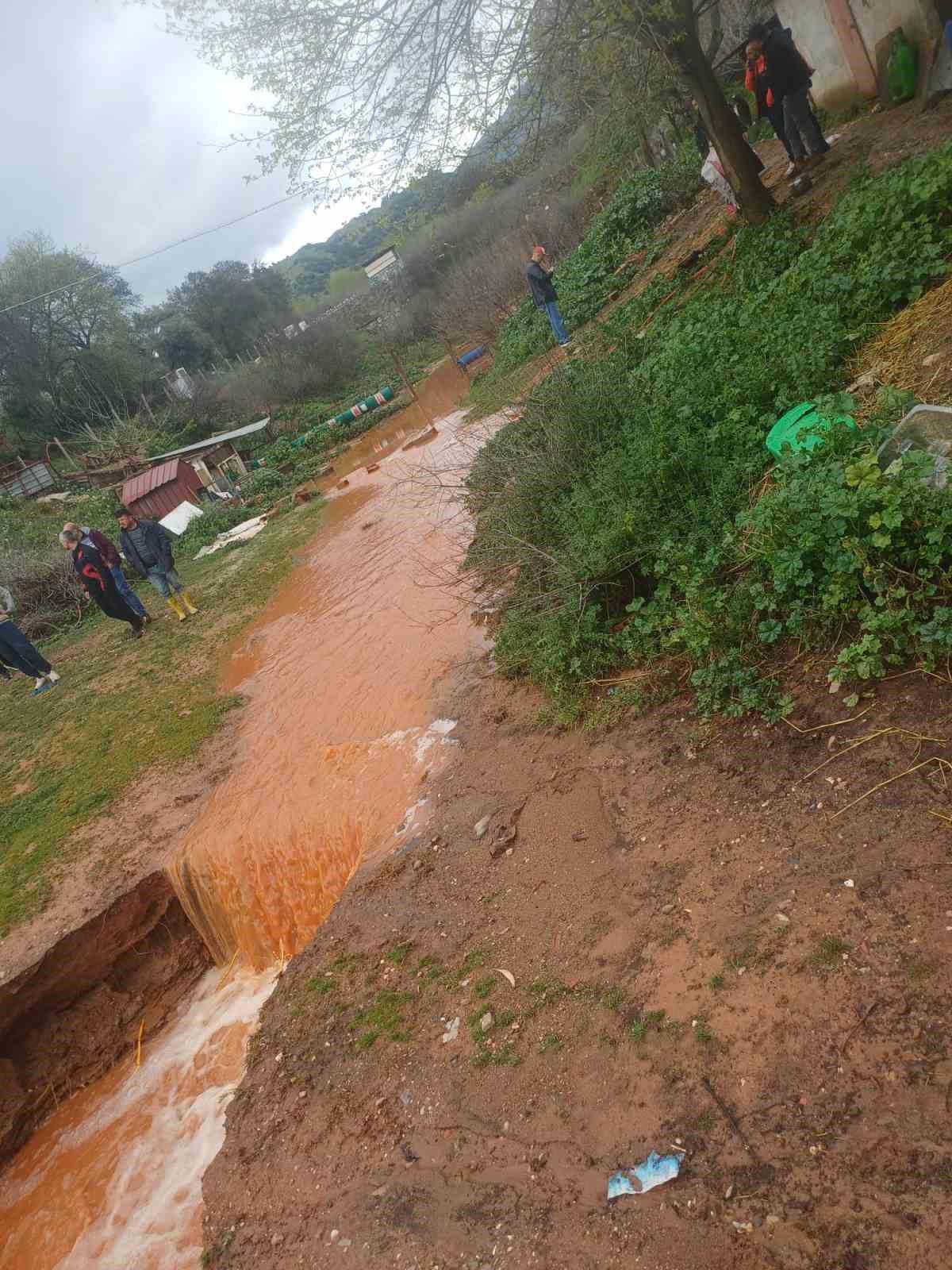 Çakırlar Çayı taştı, yıkılma riski olan ev tahliye edildi