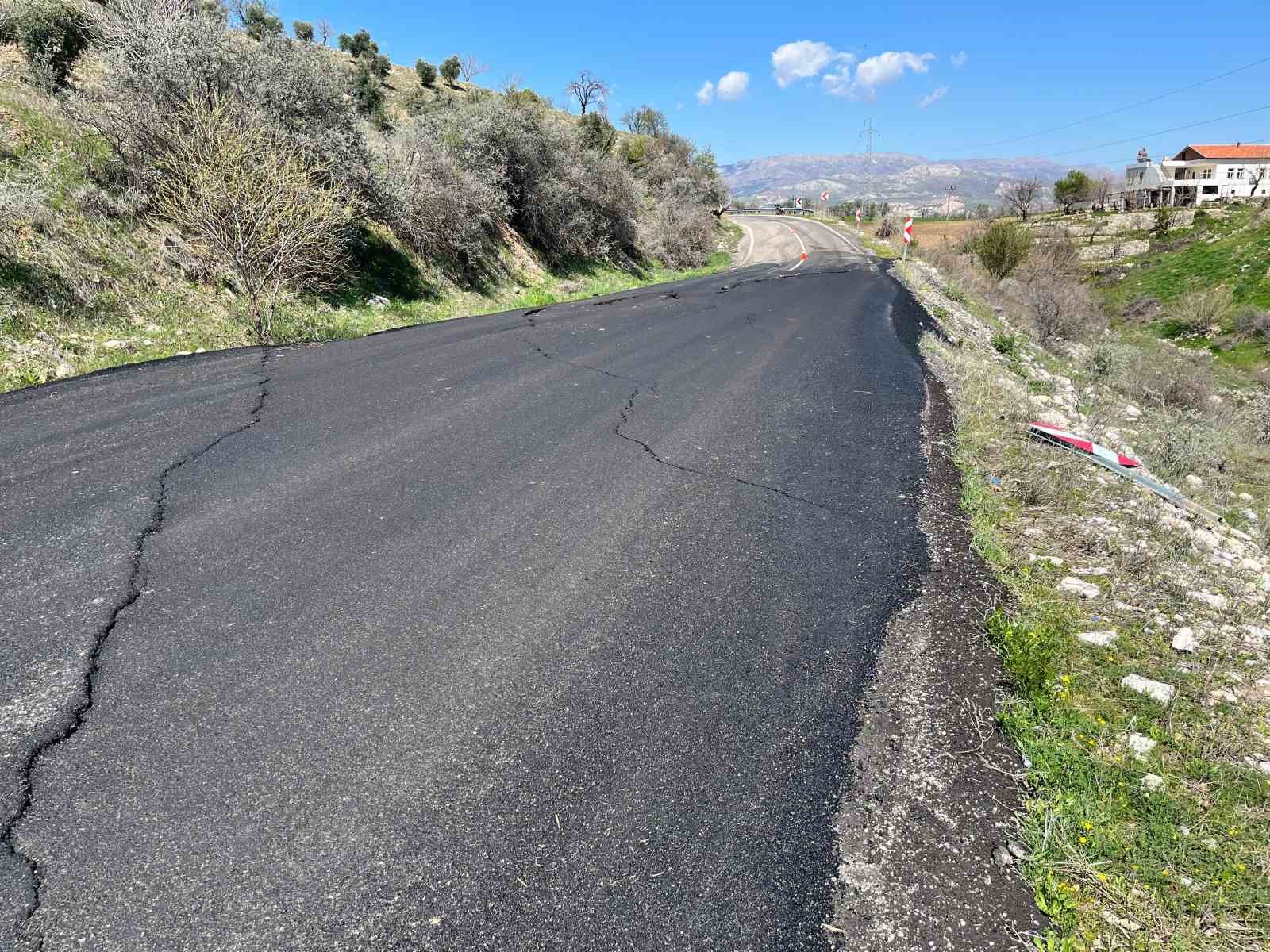 &Ccedil;&ouml;kmelerin olduğu yol kazalara davetiye &ccedil;ıkarıyor
