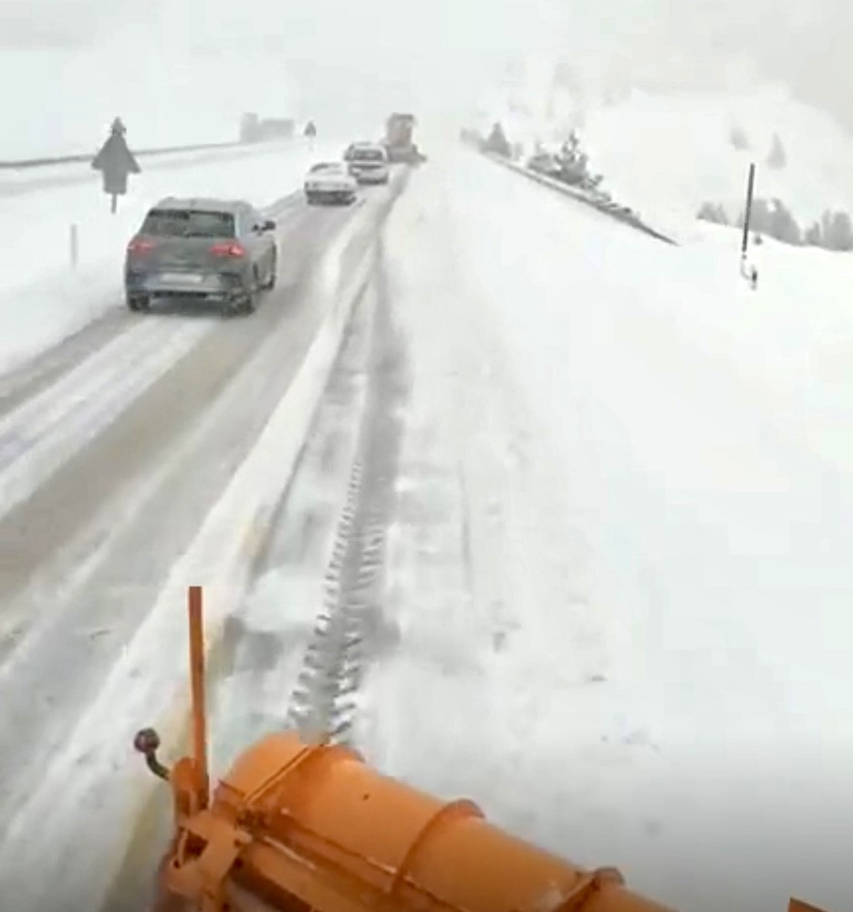 Antalya-Konya karayolunda kar etkisini s&uuml;rd&uuml;r&uuml;yor
