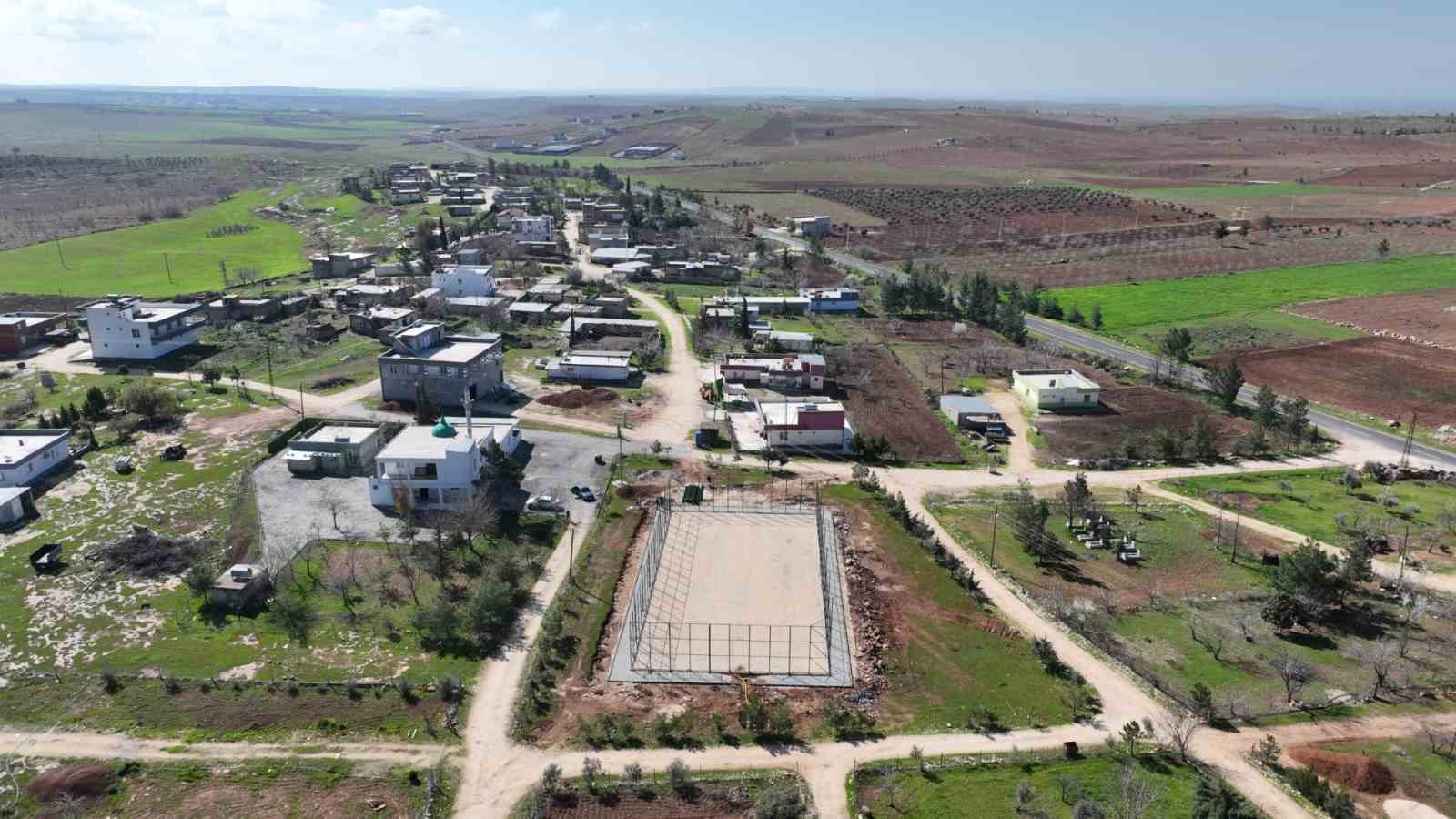 Olukyanı ve Payamlı halı sahaları tamamlanıyor
