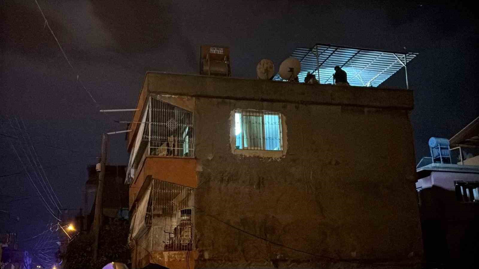 Adana&rsquo;da 3 katlı binada patlama: 2 ağır yaralı
