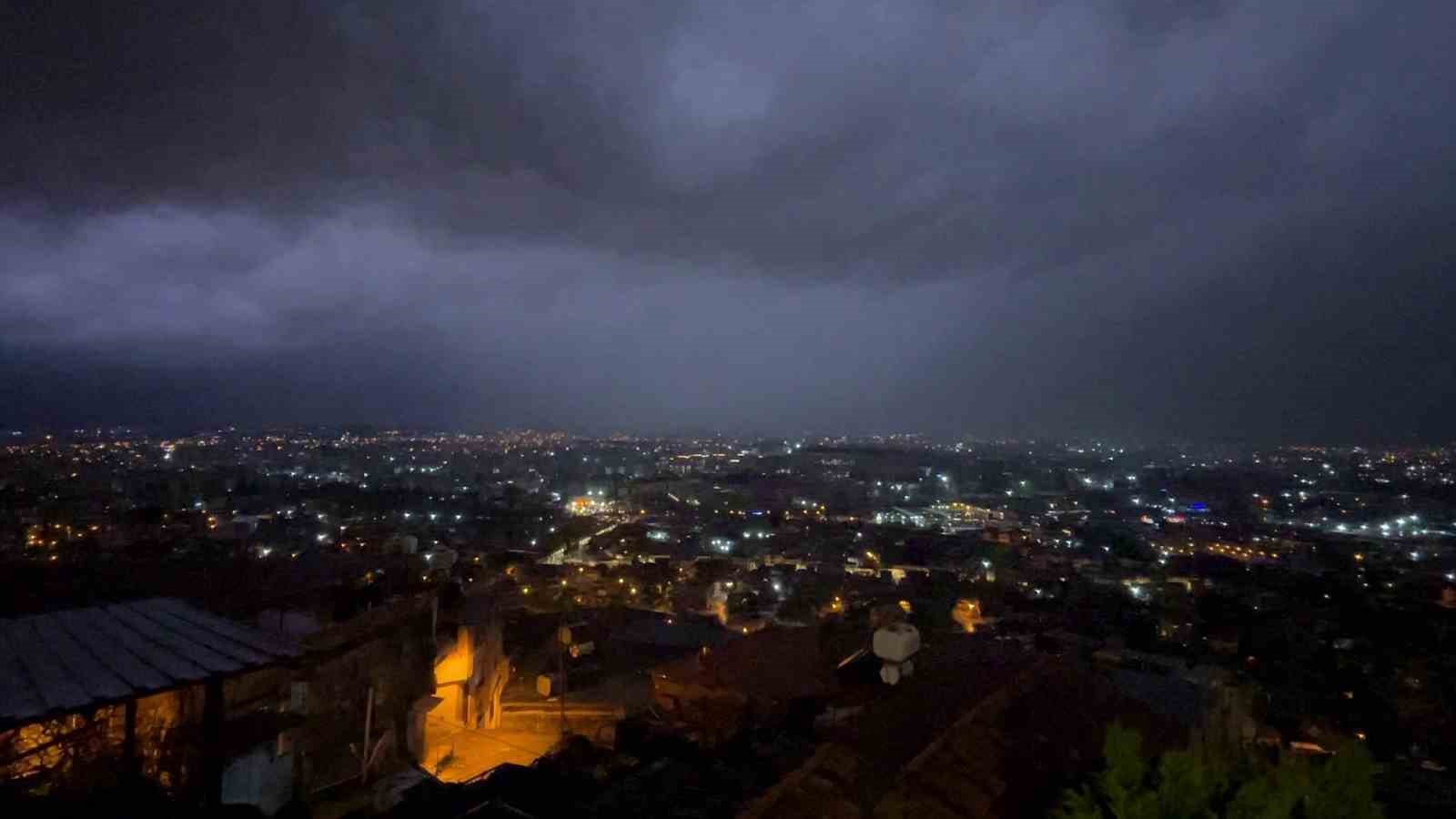 Şimşeklerin geceyi aydınlattığı Hatay&rsquo;da dolu yağışı yolları g&ouml;le &ccedil;evirdi
