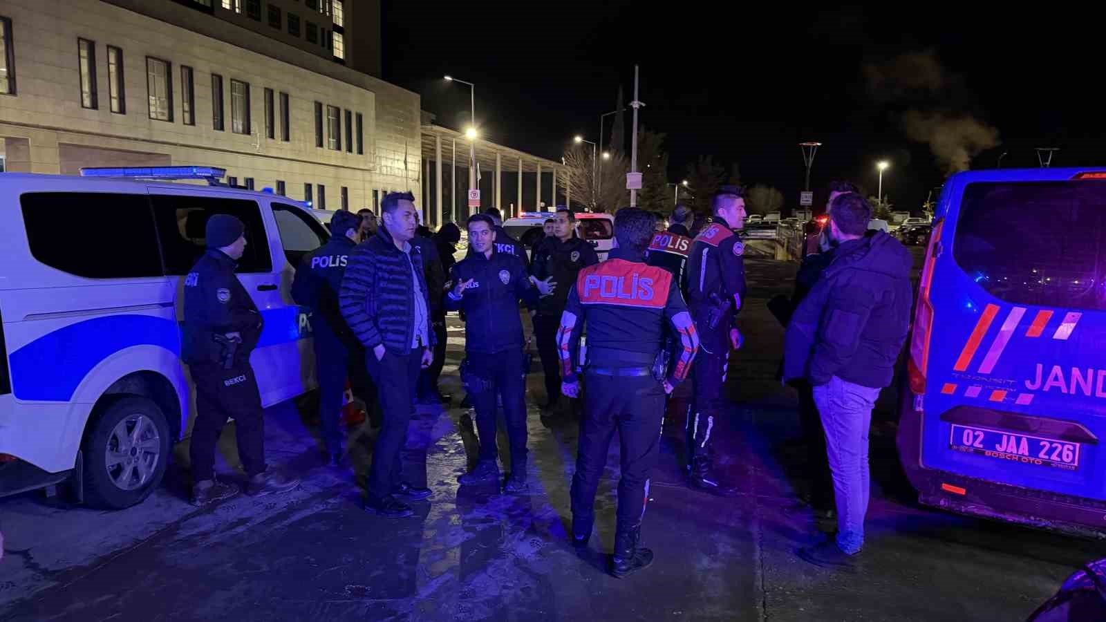 Yaralı yakınları hastanede birbirine saldırdı