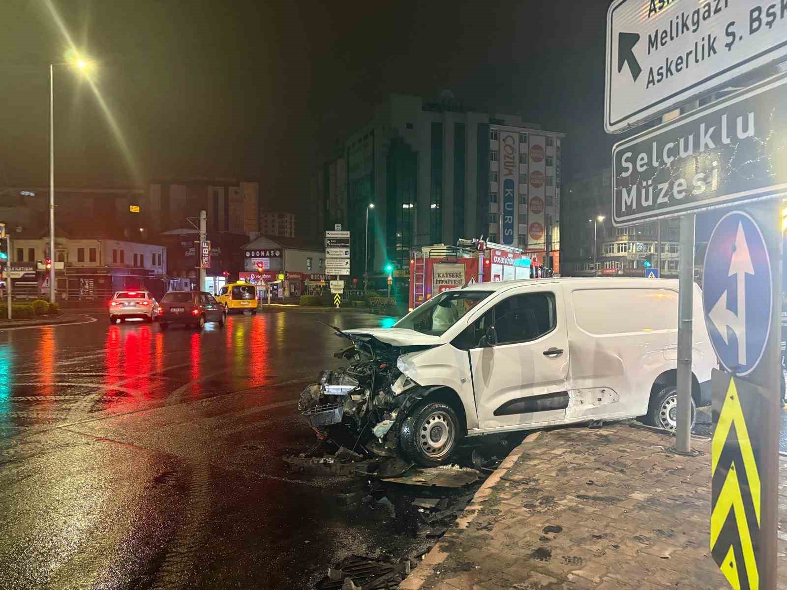 Hafif ticari ara&ccedil; ile otomobil &ccedil;arpıştı: 2 yaralı
