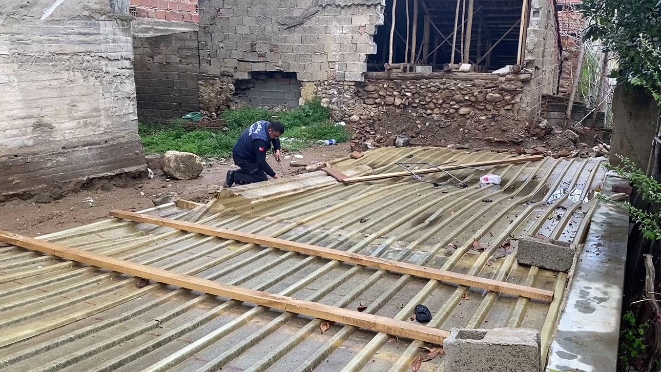 Kapalı inşaat &ccedil;ukuruna d&uuml;şen k&ouml;peği itfaiye kurtardı
