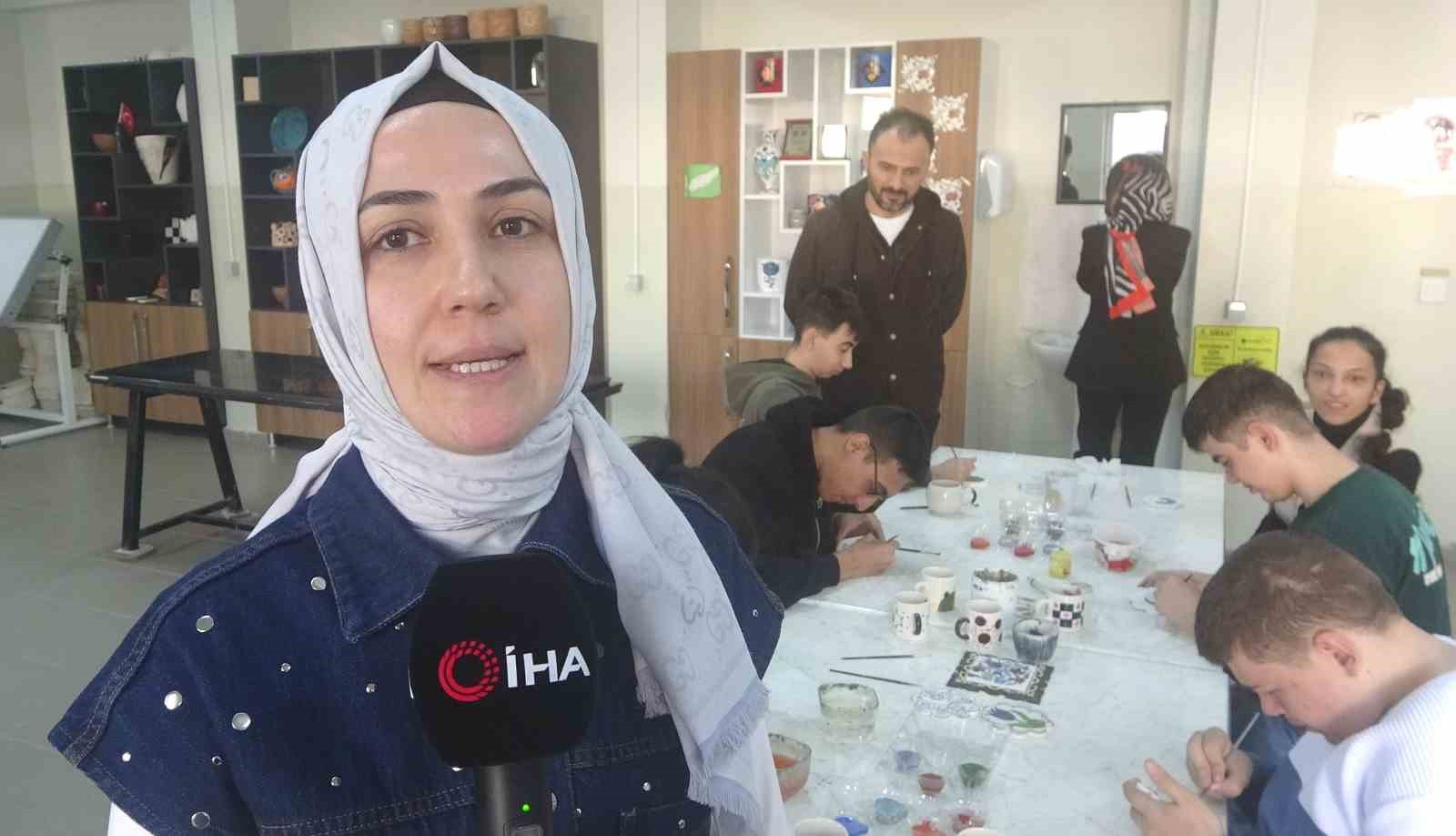 Özel öğrencilerden çini sanatına renkli dokunuş