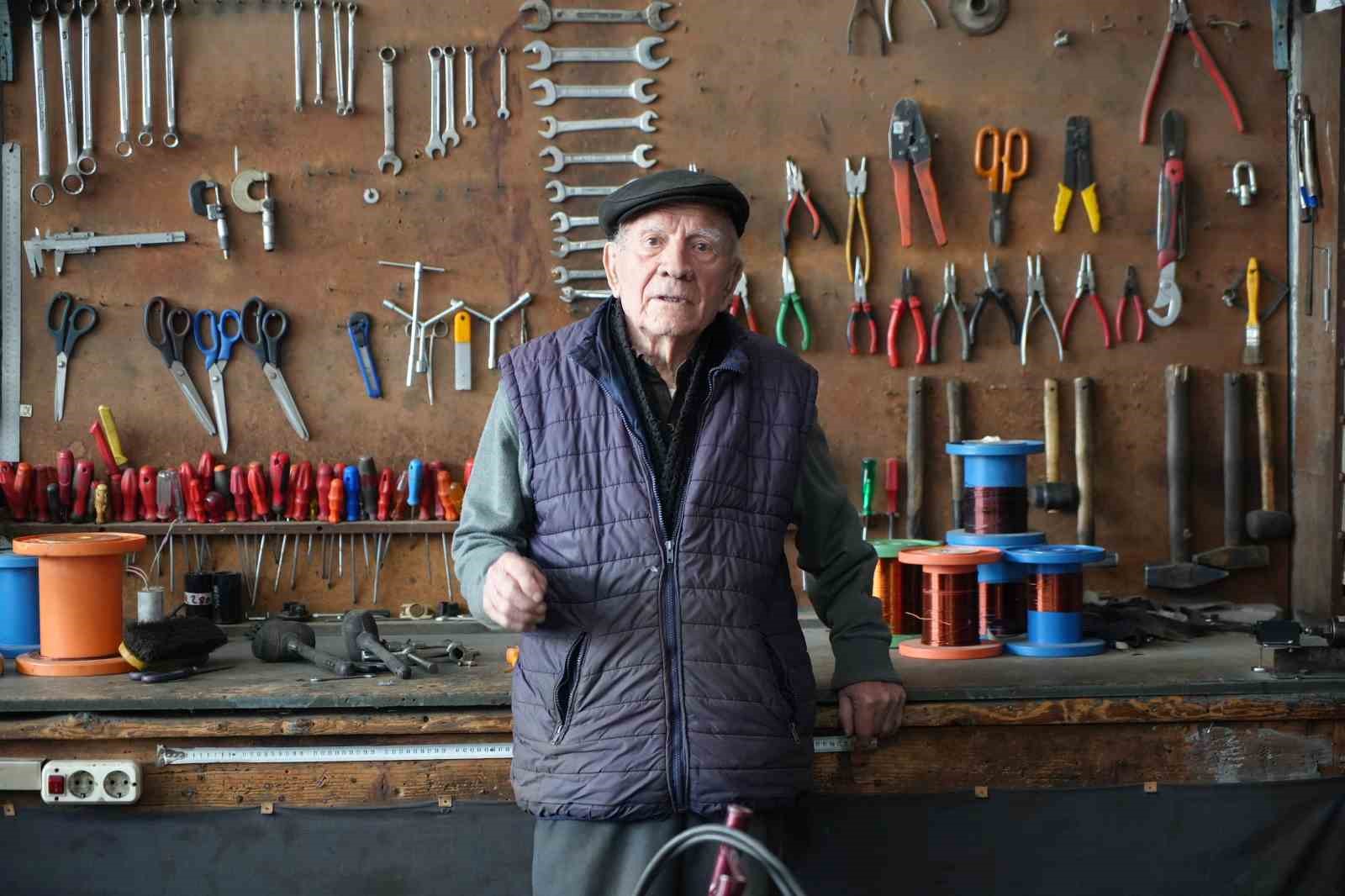 88&rsquo;lik usta gen&ccedil;lere taş &ccedil;ıkarıyor
