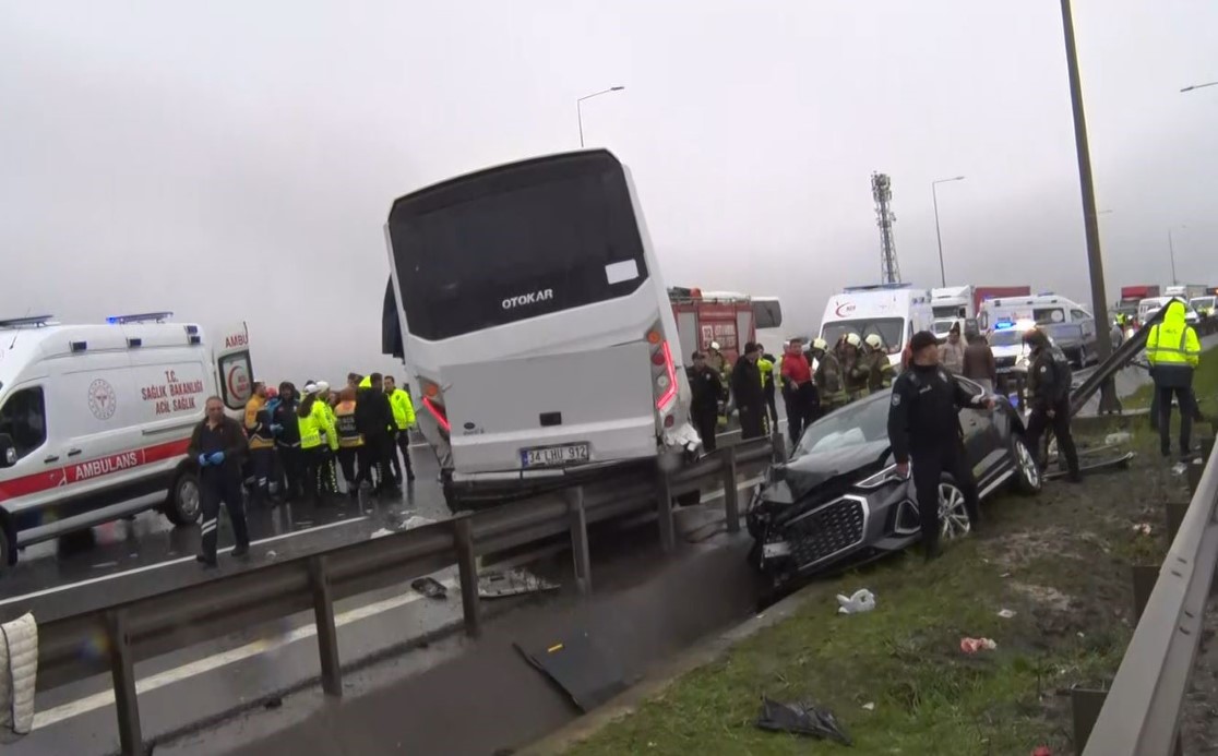Kuzey Marmara Otoyolu&rsquo;nda polis servis minib&uuml;s&uuml; kaza yaptı: 1 polis şehit oldu, 16 polis yaralandı