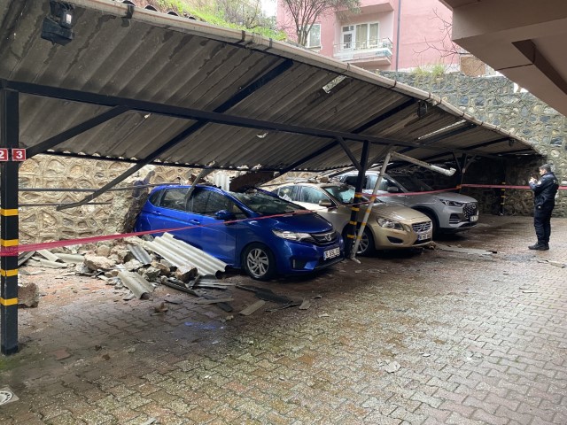 Bursa&rsquo;da yağışla istinat duvarı &ccedil;&ouml;kt&uuml;, 3 l&uuml;ks otomobil zarar g&ouml;rd&uuml;