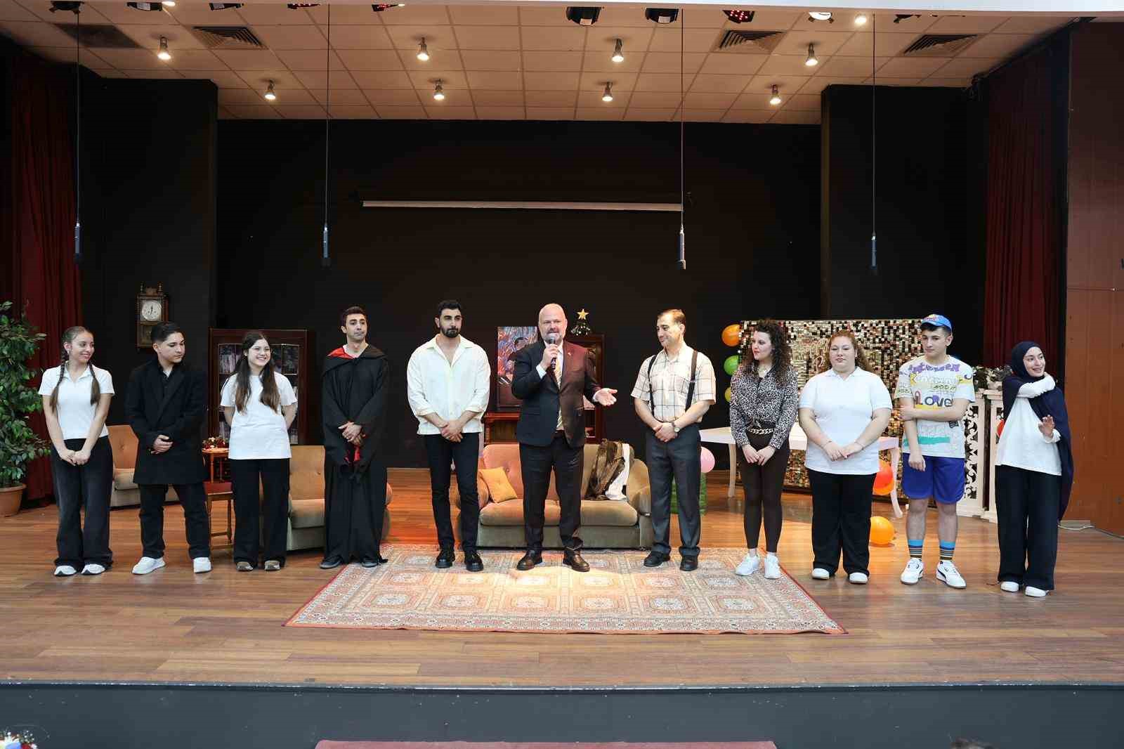 Menemenli oyuncular sahnede yıldızlaştı