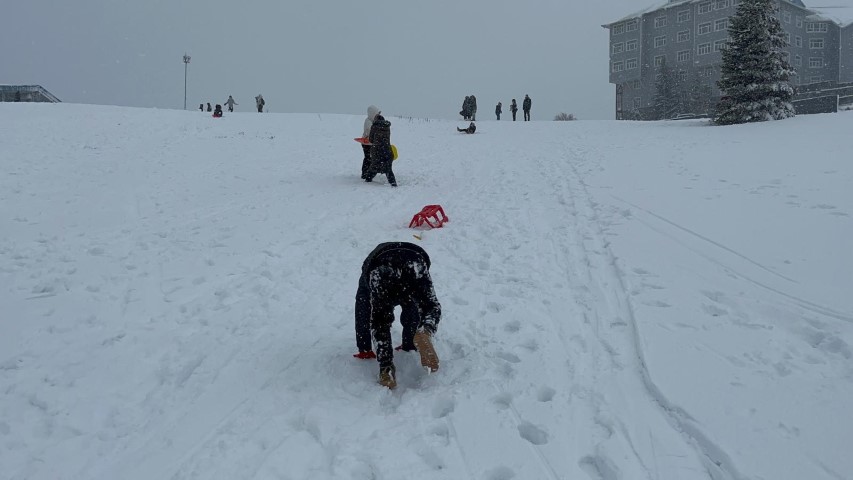 Uludağ&rsquo;da etkili olan kar yağışıyla g&uuml;n&uuml;birlik&ccedil;iler zirveye akın etti