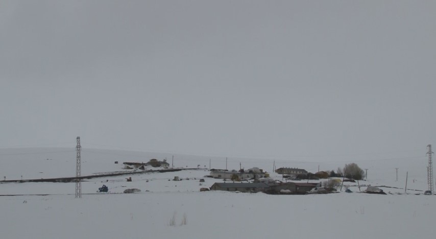 Kars&rsquo;ta Mart sonunda kış geri d&ouml;nd&uuml;: Boğatepe Ge&ccedil;idi ve k&ouml;yler kar altında